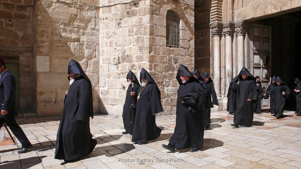 Sortie des pretres armeniens  du Saint Sepulcre apres la messe 1.JPG - Sortie des prêtres arméniens  du Saint-Sépulcre après la messe